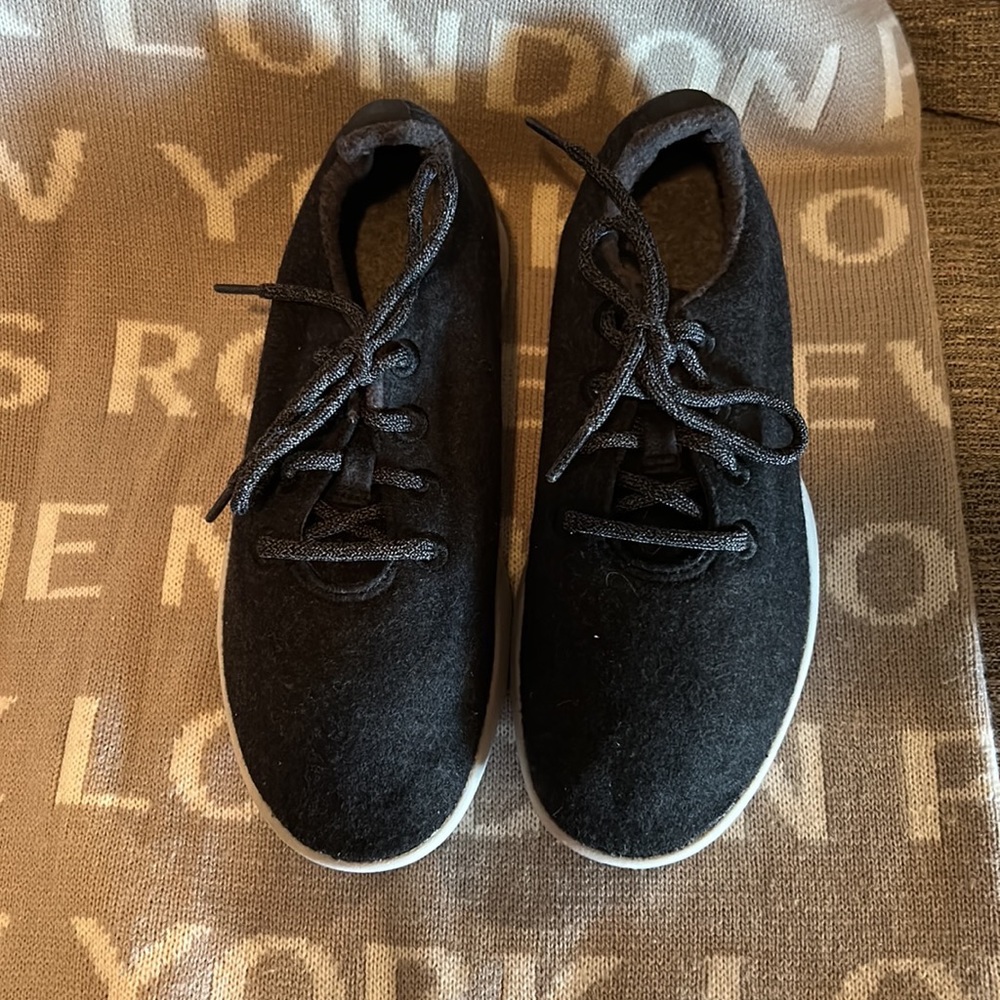 Women’s Wool Runner Allbirds in Dark Grey - Picture 2 of 8